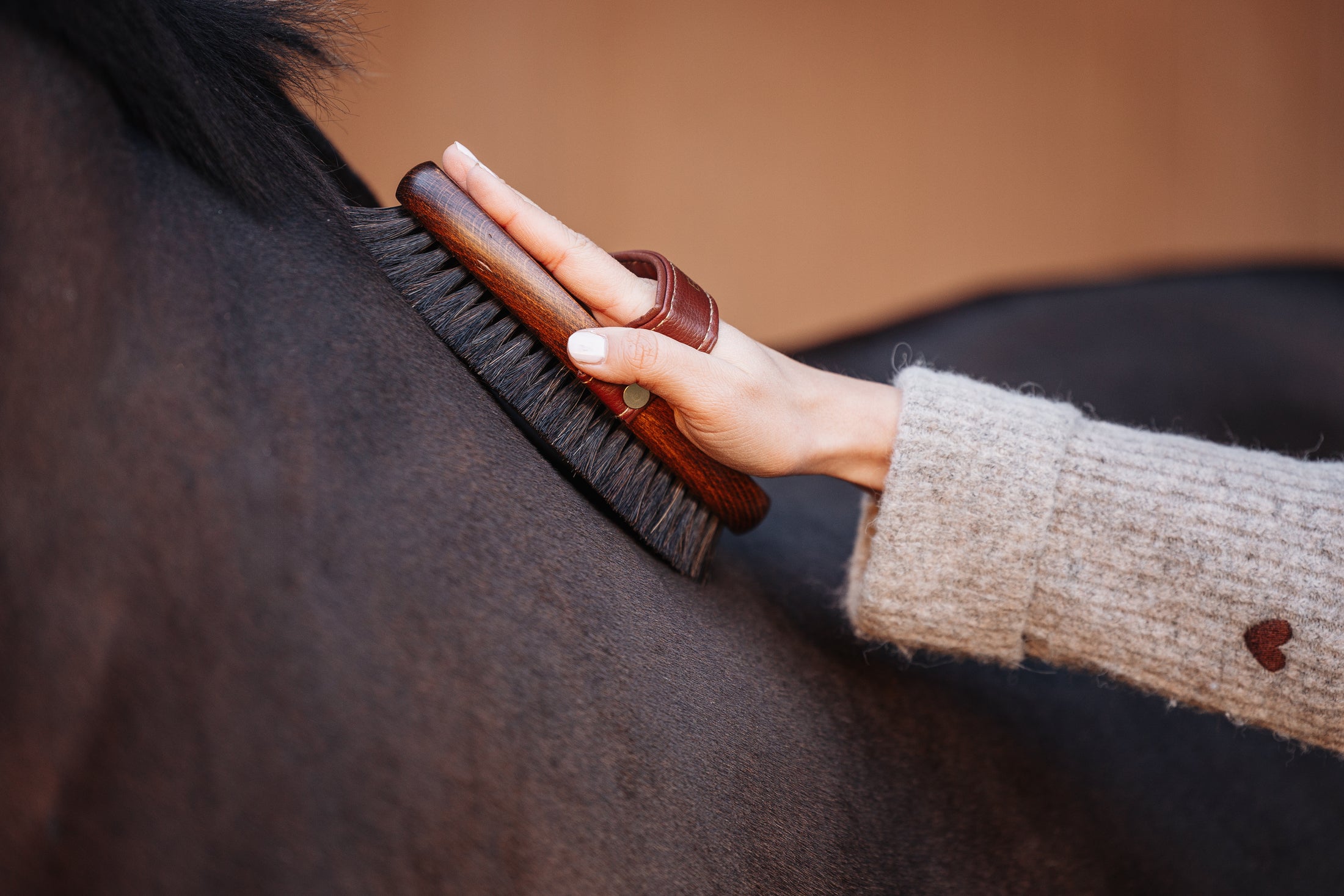 Exklusive Pferdebürste von Equimour aus hochwertigem Holz mit weichen Rosshaarborsten. Edles Design mit Lederhandschlaufe für optimalen Halt. Perfekt für die sanfte Fellpflege und Glanz des Pferdes. Individuelle Personalisierung möglich.