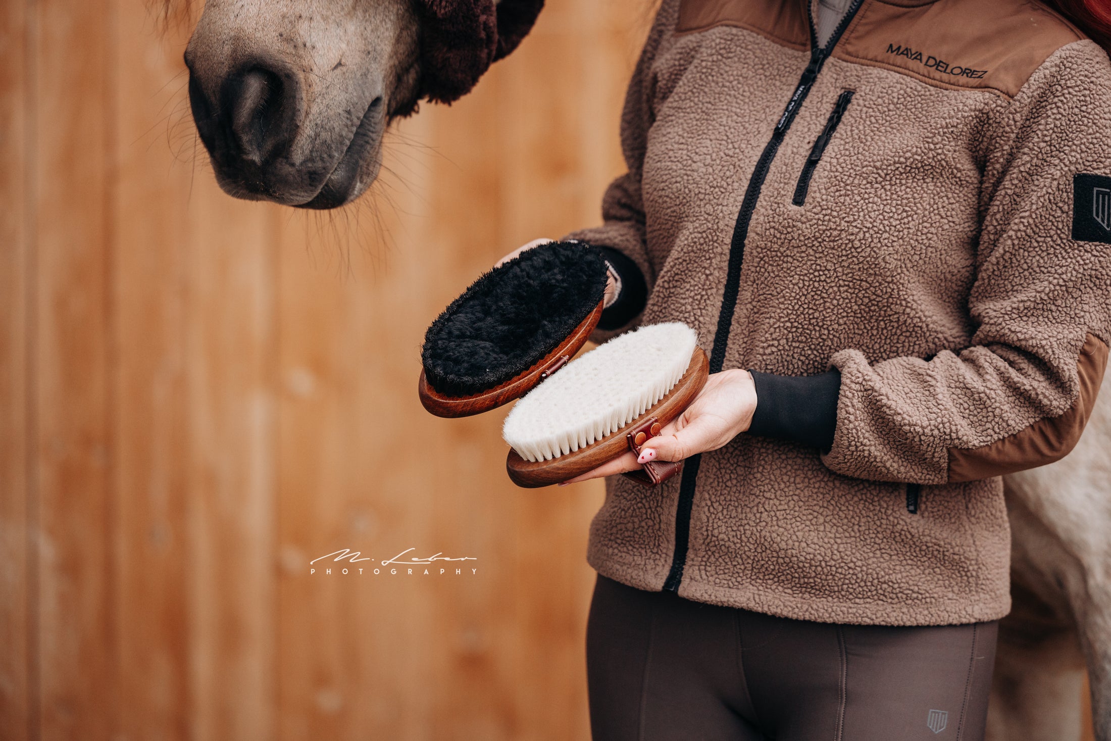 Edle Pferdebürste von Equimour aus hochwertigem Holz mit extra weichen Ziegenhaarborsten. Luxuriöses Design mit Lederhandschlaufe für optimalen Halt. Ideal für die sanfte Pflege und den ultimativen Glanz des Pferdefells. Individuelle Personalisierung möglich