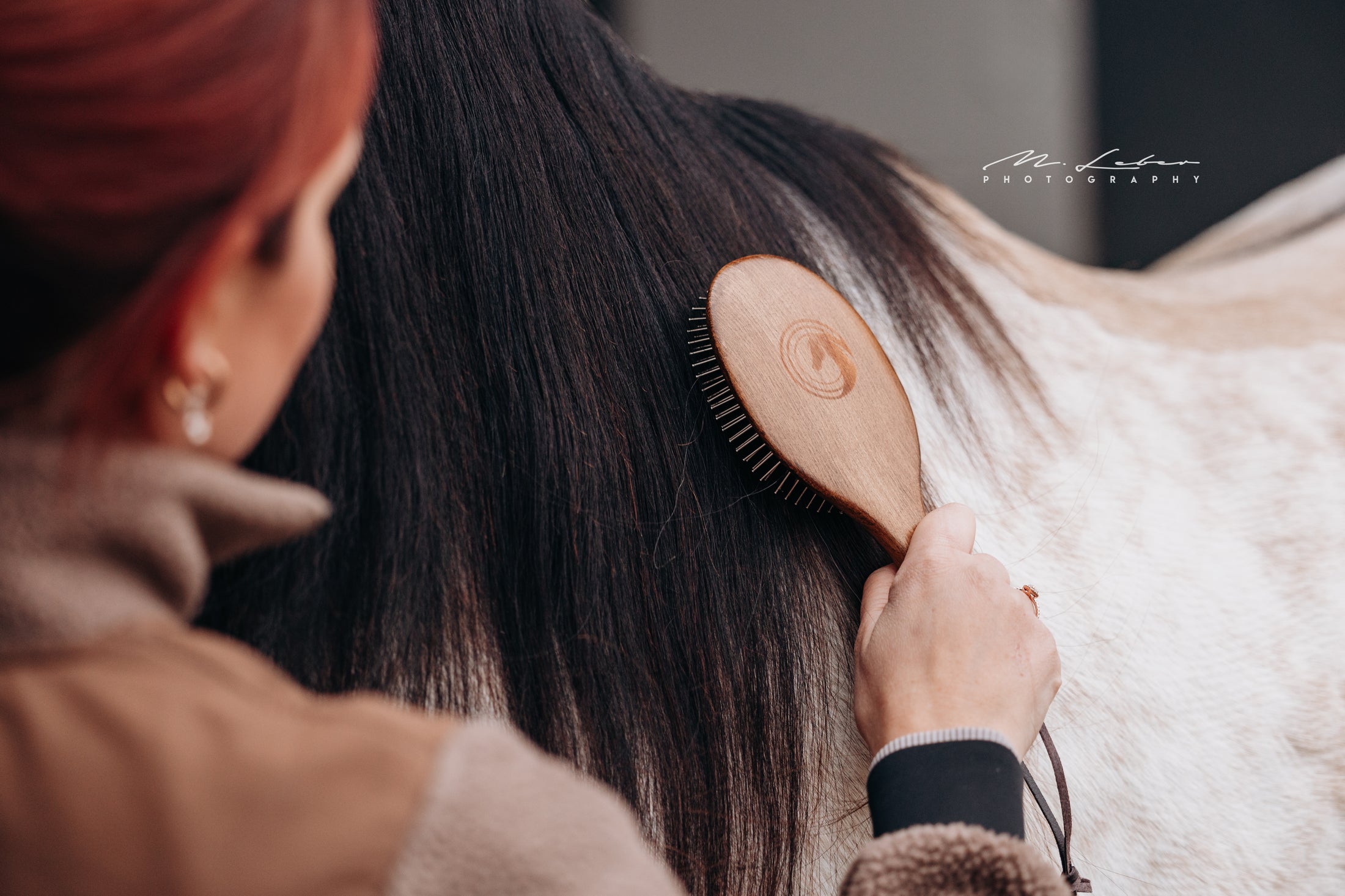 Edle Mähnen- und Schweifbürste von Equimour aus hochwertigem Holz mit stabilen Metallborsten. Ergonomisches Design für eine sanfte und effektive Entwirrung von Pferdehaar. Inklusive Lederband zur praktischen Aufbewahrung. Individuelle Personalisierung möglich.