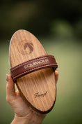 Load image into Gallery viewer, Edle Pferdebürste von Equimour aus hochwertigem Holz mit extra weichen Ziegenhaarborsten. Luxuriöses Design mit Lederhandschlaufe für optimalen Halt. Ideal für die sanfte Pflege und den ultimativen Glanz des Pferdefells. Individuelle Personalisierung möglich