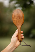 Load image into Gallery viewer, Edle Mähnen- und Schweifbürste von Equimour aus hochwertigem Holz mit stabilen Metallborsten. Ergonomisches Design für eine sanfte und effektive Entwirrung von Pferdehaar. Inklusive Lederband zur praktischen Aufbewahrung. Individuelle Personalisierung möglich.