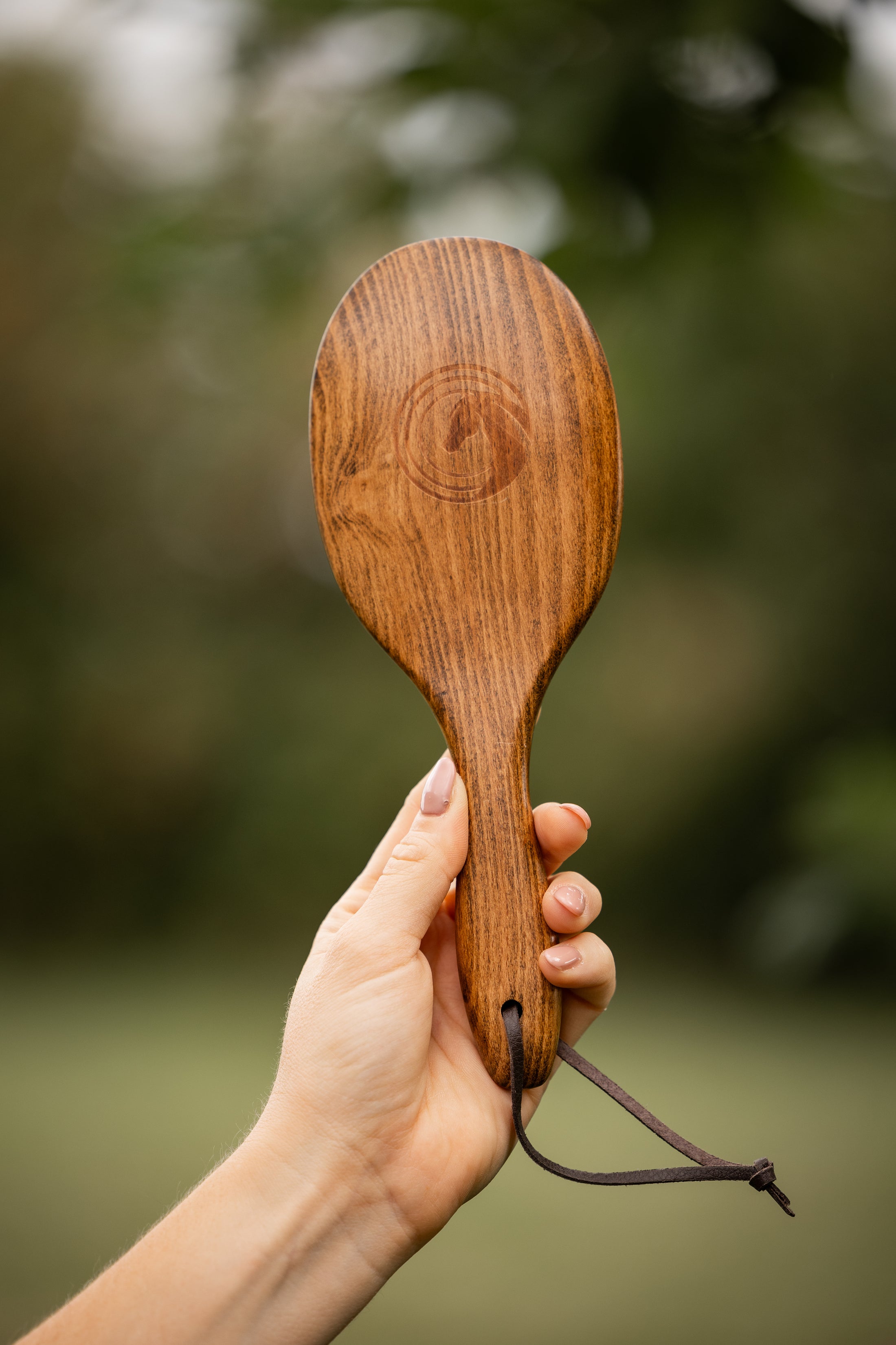 Edle Mähnen- und Schweifbürste von Equimour aus hochwertigem Holz mit stabilen Metallborsten. Ergonomisches Design für eine sanfte und effektive Entwirrung von Pferdehaar. Inklusive Lederband zur praktischen Aufbewahrung. Individuelle Personalisierung möglich.