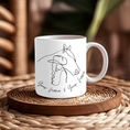 Load image into Gallery viewer, Personalisierte Tasse mit minimalistischer Pferd-und-Reiter-Linienzeichnung. Individuell gestaltbares Geschenk für Pferdeliebhaber mit Namensgravur. Perfekt für Reiter und Pferdefans