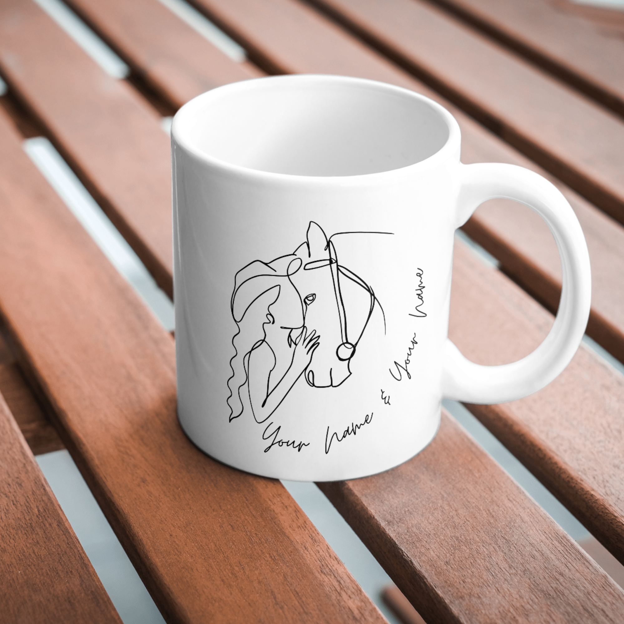 Minimalistische, personalisierte Tasse mit einer One-Line-Zeichnung von Pferd und Mensch. Individuelle Namensgestaltung möglich – ideales Geschenk für Pferdeliebhaber.