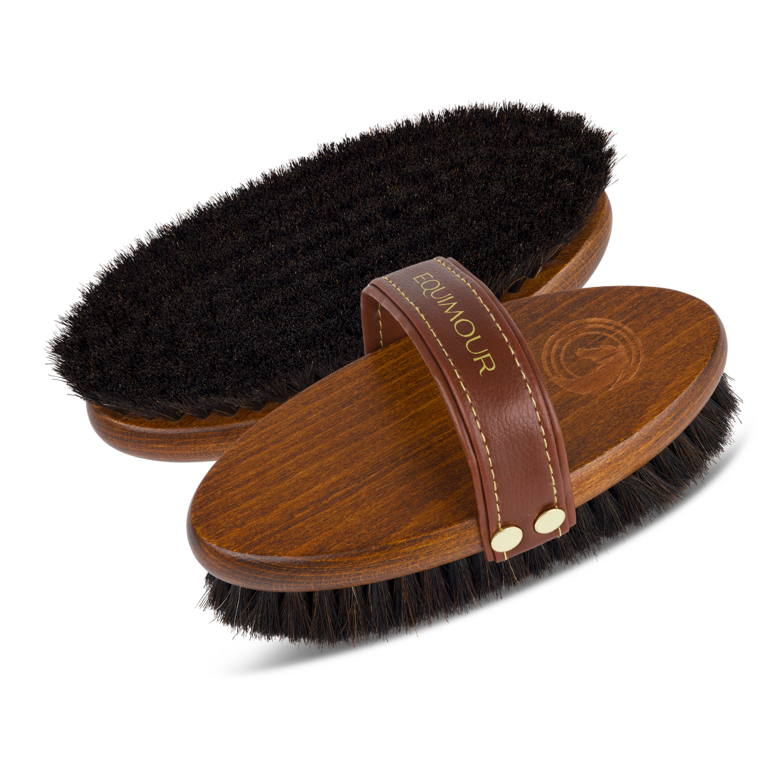 Exklusive Pferdebürste von Equimour aus hochwertigem Holz mit weichen Rosshaarborsten. Edles Design mit Lederhandschlaufe für optimalen Halt. Perfekt für die sanfte Fellpflege und Glanz des Pferdes. Individuelle Personalisierung möglich.