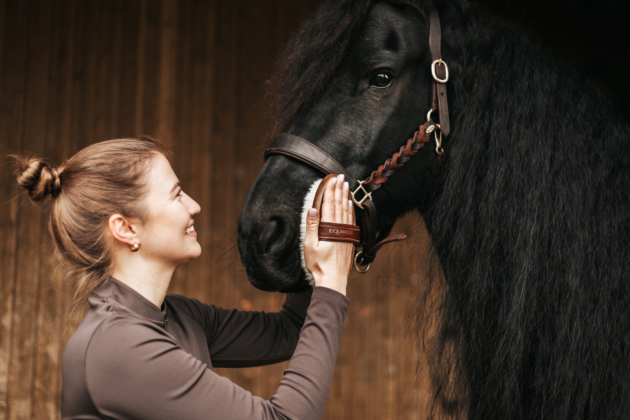 Edle Pferdebürste von Equimour aus hochwertigem Holz mit extra weichen Ziegenhaarborsten. Luxuriöses Design mit Lederhandschlaufe für optimalen Halt. Ideal für die sanfte Pflege und den ultimativen Glanz des Pferdefells. Individuelle Personalisierung möglich