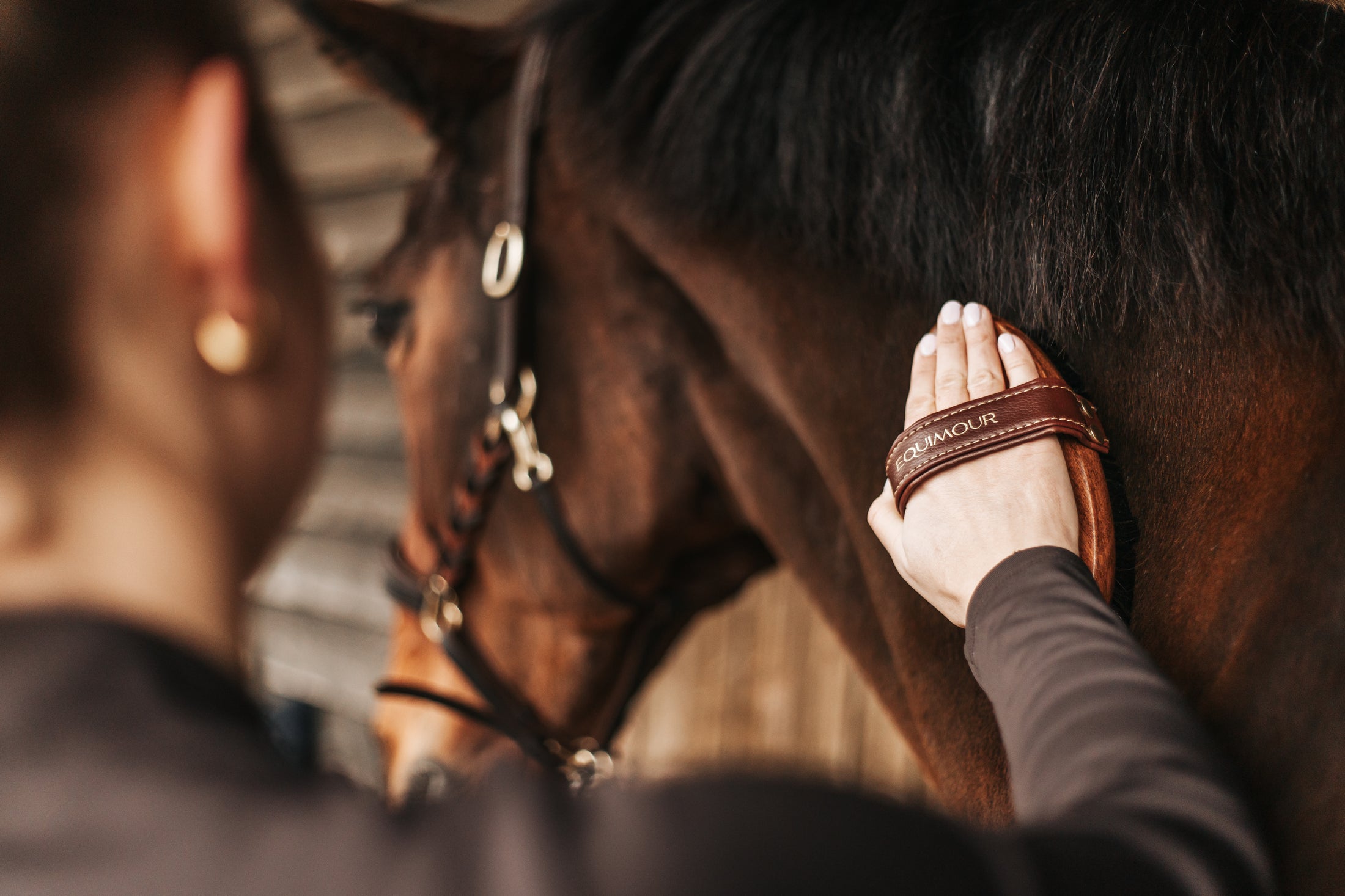 Exklusive Pferdebürste von Equimour aus hochwertigem Holz mit weichen Rosshaarborsten. Edles Design mit Lederhandschlaufe für optimalen Halt. Perfekt für die sanfte Fellpflege und Glanz des Pferdes. Individuelle Personalisierung möglich.