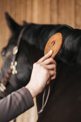 Load image into Gallery viewer, Edle Mähnen- und Schweifbürste von Equimour aus hochwertigem Holz mit stabilen Metallborsten. Ergonomisches Design für eine sanfte und effektive Entwirrung von Pferdehaar. Inklusive Lederband zur praktischen Aufbewahrung. Individuelle Personalisierung möglich.