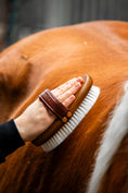 Load image into Gallery viewer, Edle Pferdebürste von Equimour aus hochwertigem Holz mit extra weichen Ziegenhaarborsten. Luxuriöses Design mit Lederhandschlaufe für optimalen Halt. Ideal für die sanfte Pflege und den ultimativen Glanz des Pferdefells. Individuelle Personalisierung möglich