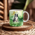 Bild in Galerie-Betrachter laden, Personalisierte Tasse mit Border Collie Motiv und grün-goldenem Aquarell-Hintergrund. Individuelle Namensgestaltung möglich – ideales Geschenk für Hundeliebhaber.