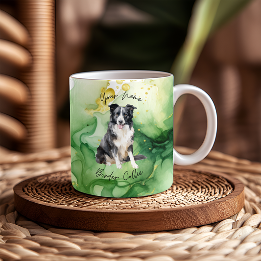 Personalisierte Tasse mit Border Collie Motiv und grün-goldenem Aquarell-Hintergrund. Individuelle Namensgestaltung möglich – ideales Geschenk für Hundeliebhaber.