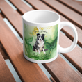 Bild in Galerie-Betrachter laden, Personalisierte Tasse mit Border Collie Motiv und grün-goldenem Aquarell-Hintergrund. Individuelle Namensgestaltung möglich – ideales Geschenk für Hundeliebhaber.