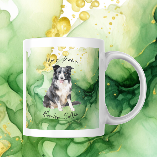 Personalisierte Tasse mit Border Collie Motiv und grün-goldenem Aquarell-Hintergrund. Individuelle Namensgestaltung möglich – ideales Geschenk für Hundeliebhaber.
