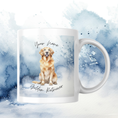 Load image into Gallery viewer, Personalisierte Tasse mit Golden Retriever Motiv und Aquarell-Hintergrund. Individuelle Gestaltung mit Namen möglich – das perfekte Geschenk für Hundeliebhaber.