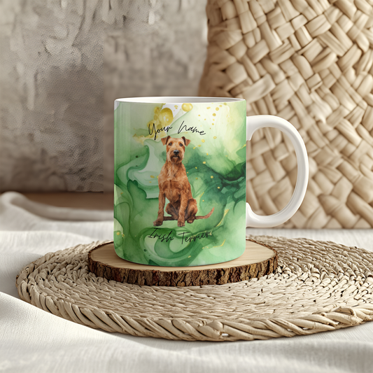 Personalisierte Tasse mit Irish Terrier Motiv und grün-goldenem Aquarell-Hintergrund. Individuelle Namensgestaltung möglich – perfektes Geschenk für Hundeliebhaber.