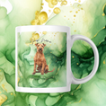 Bild in Galerie-Betrachter laden, Personalisierte Tasse mit Irish Terrier Motiv und grün-goldenem Aquarell-Hintergrund. Individuelle Namensgestaltung möglich – perfektes Geschenk für Hundeliebhaber.