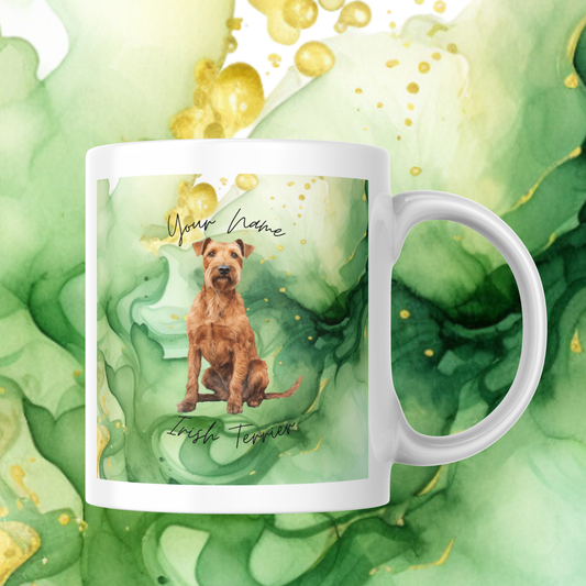 Personalisierte Tasse mit Irish Terrier Motiv und grün-goldenem Aquarell-Hintergrund. Individuelle Namensgestaltung möglich – perfektes Geschenk für Hundeliebhaber.
