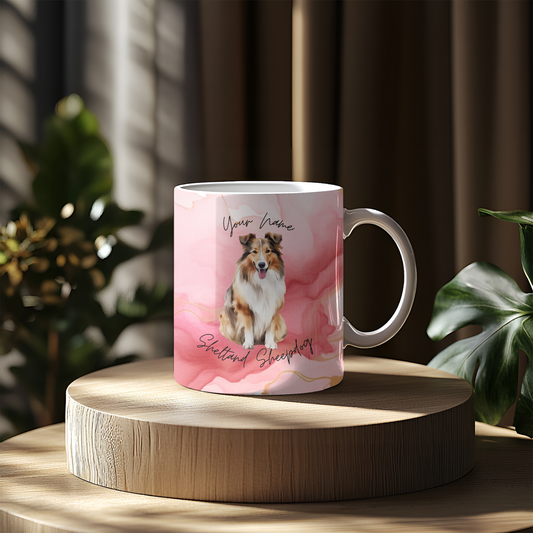 Personalisierte Tasse mit Shetland Sheepdog Motiv und rosa-goldenem Aquarell-Hintergrund. Individuelle Namensgestaltung möglich – ideales Geschenk für Hundefans.