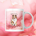 Load image into Gallery viewer, Personalisierte Tasse mit Shetland Sheepdog Motiv und rosa-goldenem Aquarell-Hintergrund. Individuelle Namensgestaltung möglich – ideales Geschenk für Hundefans.