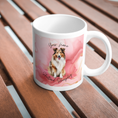 Load image into Gallery viewer, Personalisierte Tasse mit Shetland Sheepdog Motiv und rosa-goldenem Aquarell-Hintergrund. Individuelle Namensgestaltung möglich – ideales Geschenk für Hundefans.