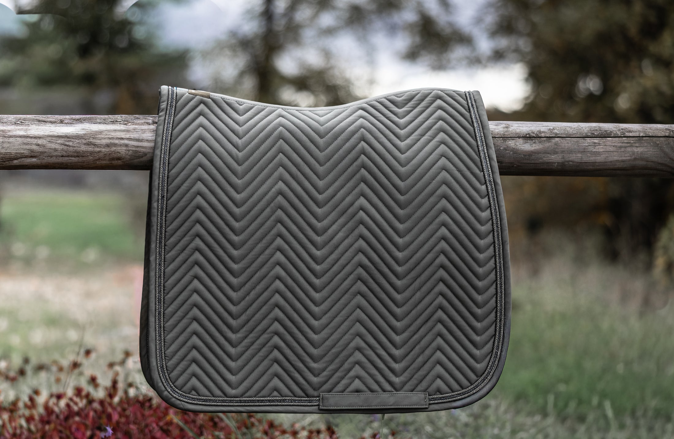 Dressur Set mit Schabracke, Fliegenhaube & Bandagen Classic Sage