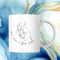 Bild in Galerie-Betrachter laden, White mug featuring line art of two people kissing with small hearts above them, placed on a woven mat. The text below reads "your name & your name," making it perfect for adding a personalisierbar touch.
