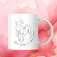 Bild in Galerie-Betrachter laden, Minimalistische, personalisierte Tasse mit einer One-Line-Zeichnung von Pferd und Mensch. Individuelle Namensgestaltung möglich – ideales Geschenk für Pferdeliebhaber.
