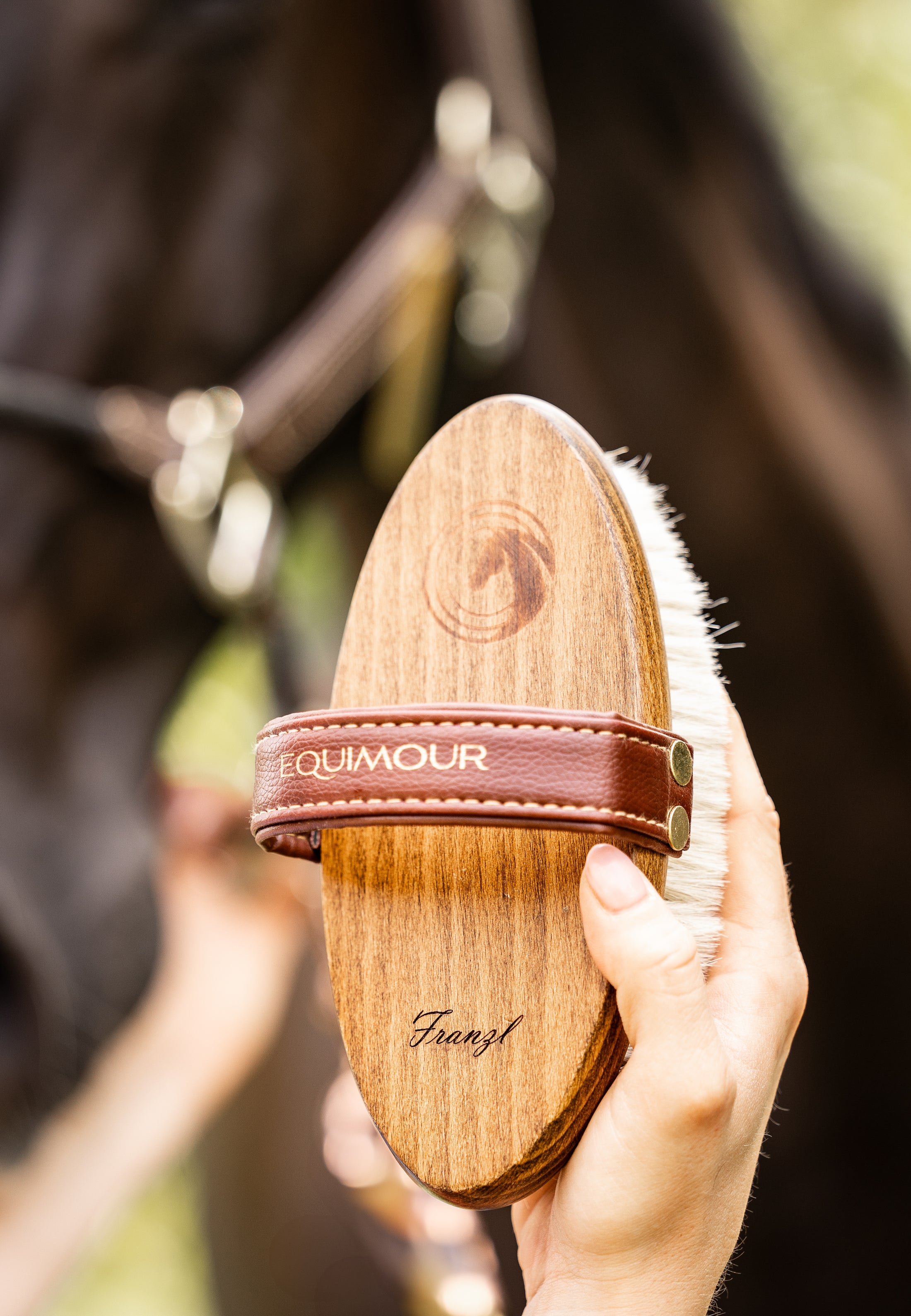 Edle Pferdebürste von Equimour aus hochwertigem Holz mit extra weichen Ziegenhaarborsten. Luxuriöses Design mit Lederhandschlaufe für optimalen Halt. Ideal für die sanfte Pflege und den ultimativen Glanz des Pferdefells. Individuelle Personalisierung möglich