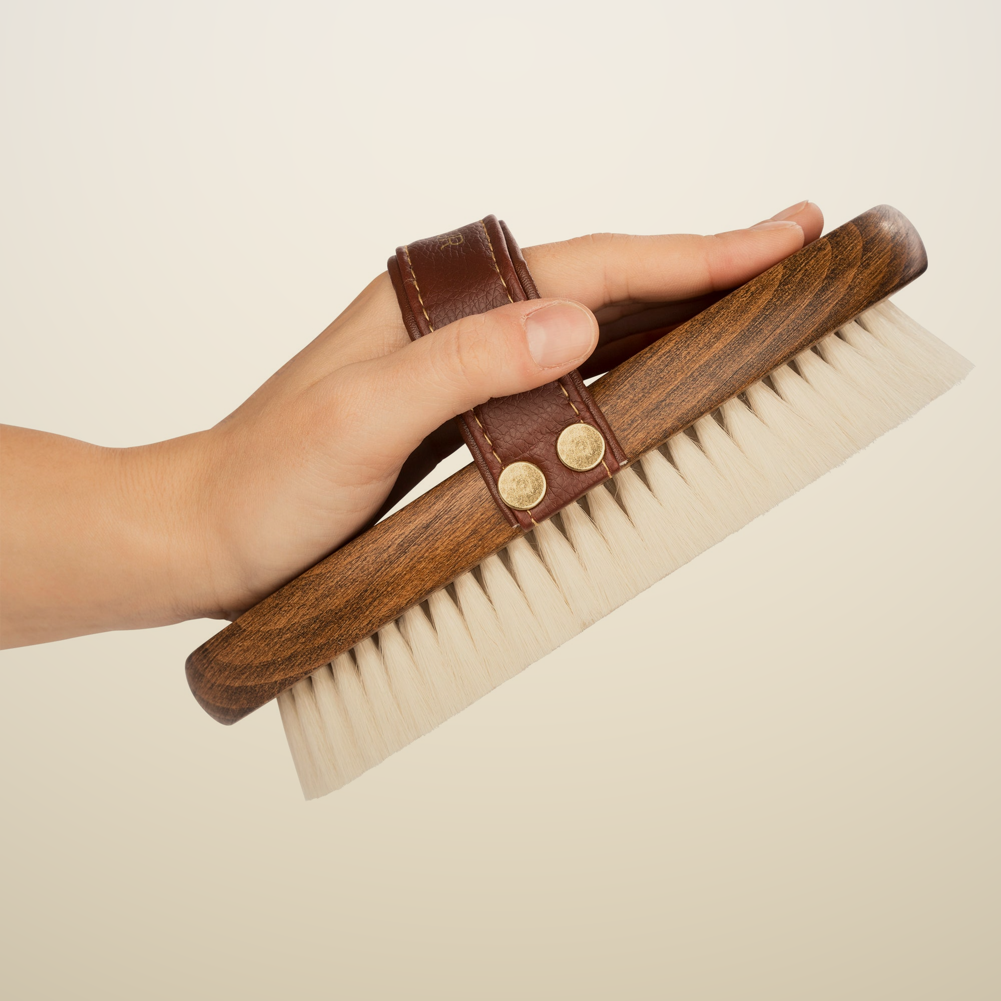 Ziegenhaar-Glanzbürste MO — in der Hand